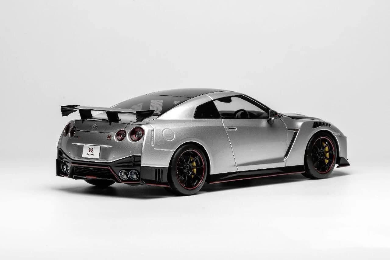 1:18 Nissan GT-R R35 2022 NISMO Special Edition Metallic Silver | Motorhelix - Image 2