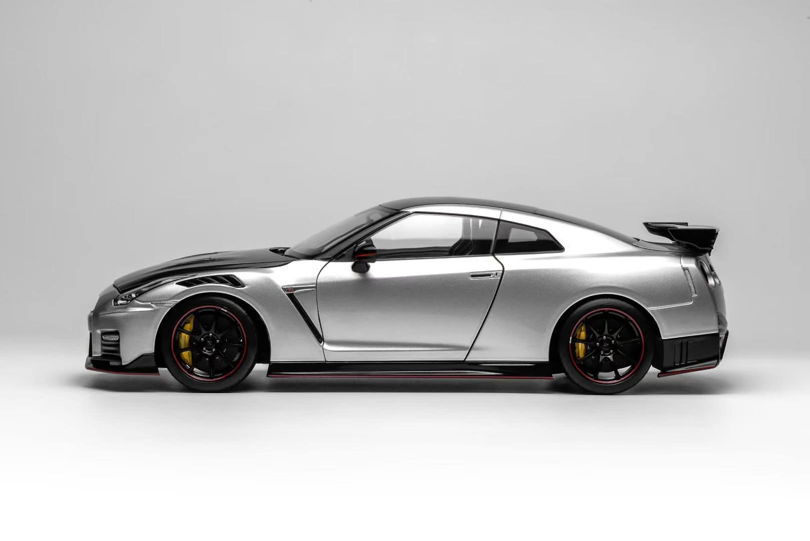 1:18 Nissan GT-R R35 2022 NISMO Special Edition Metallic Silver | Motorhelix - Image 4