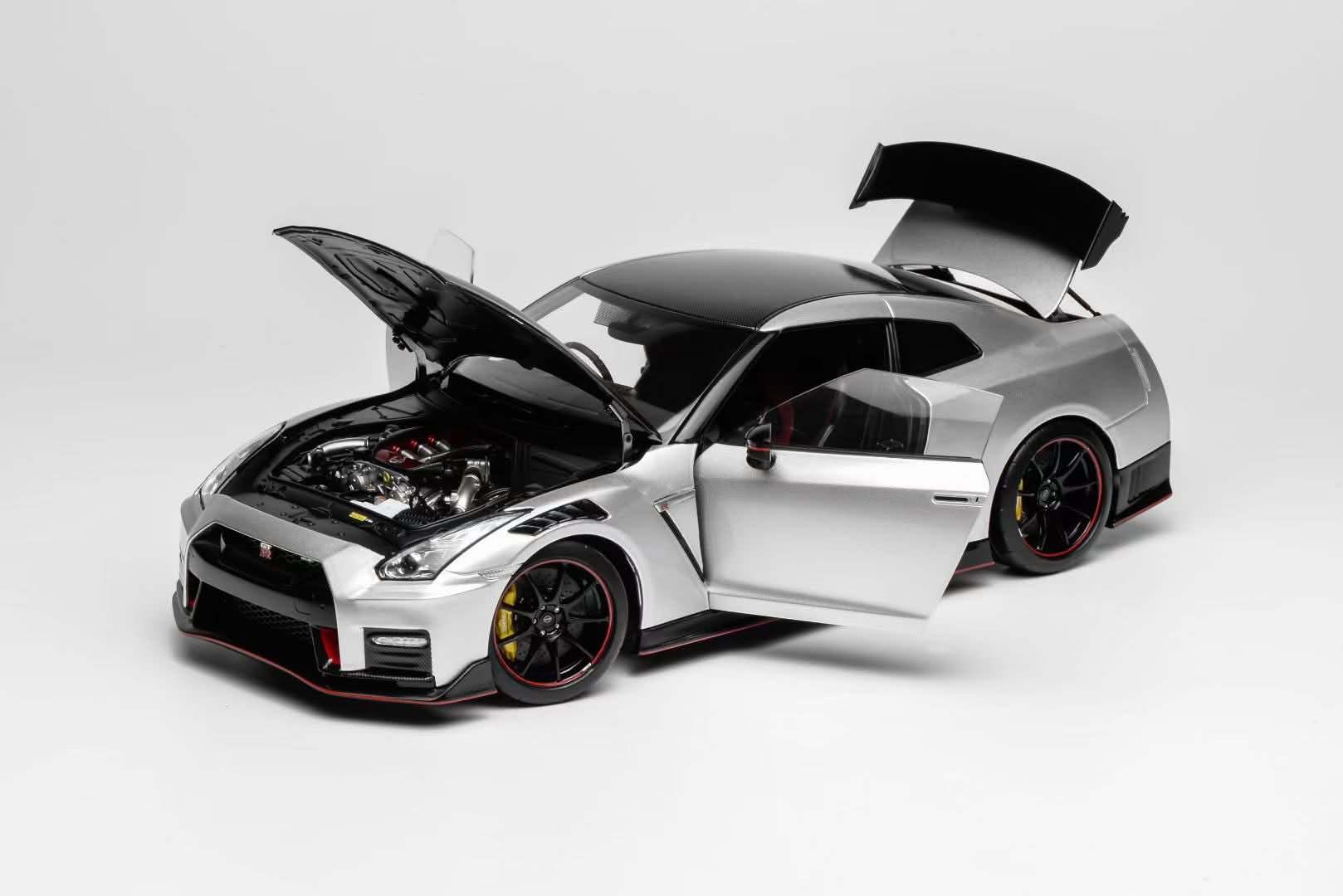 1:18 Nissan GT-R R35 2022 NISMO Special Edition Metallic Silver | Motorhelix - Image 3