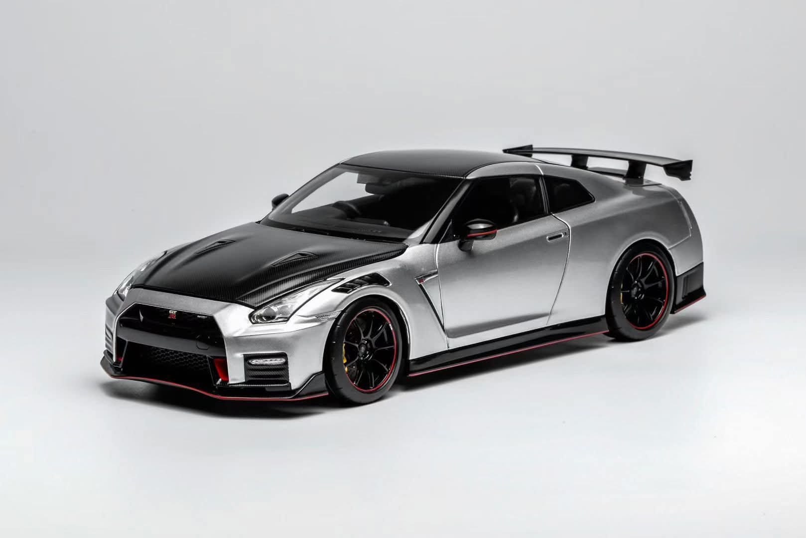 1:18 Nissan GT-R R35 2022 NISMO Special Edition Metallic Silver | Motorhelix